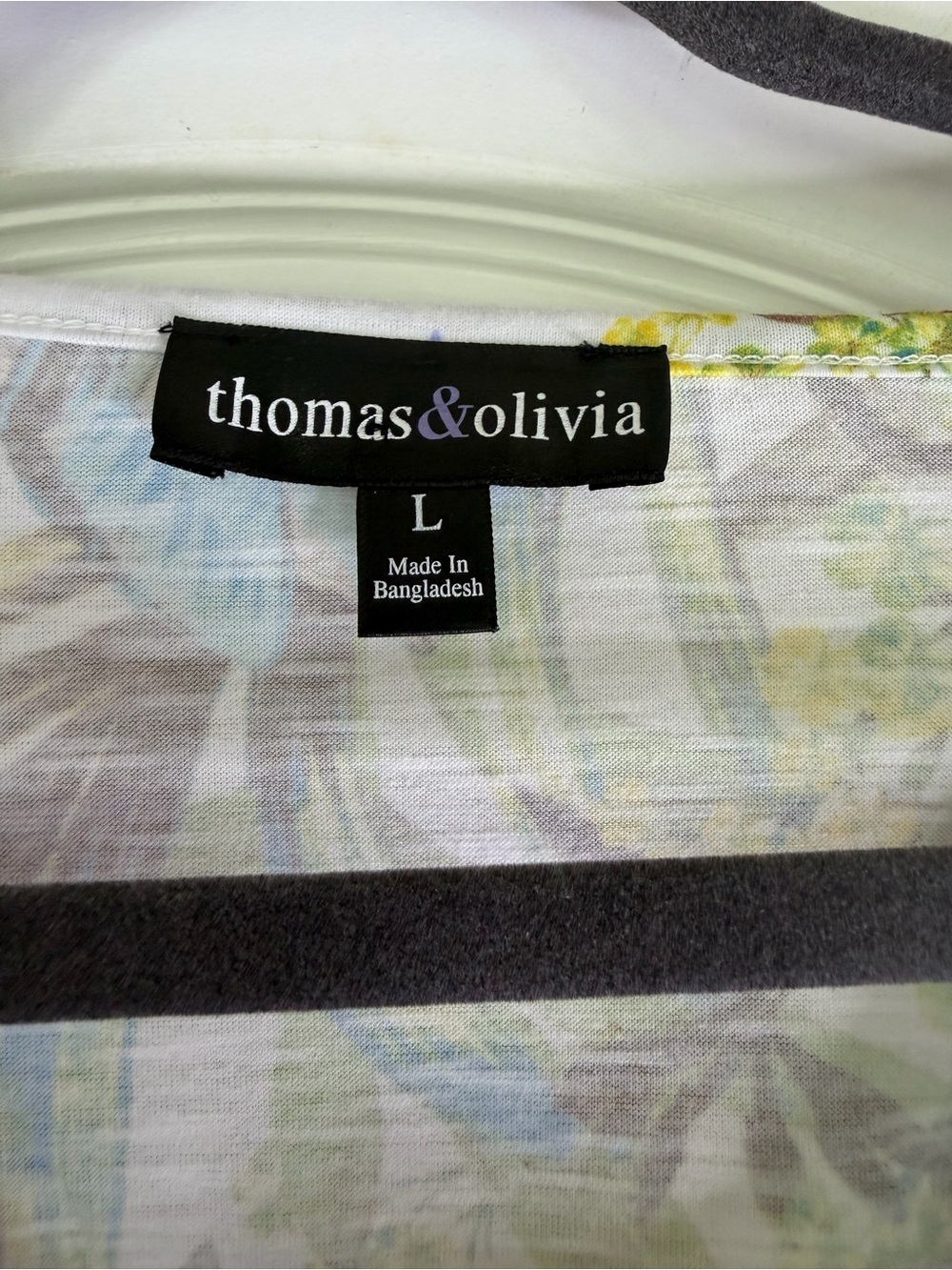 Thomas & Olivia TropicalFloral V-Neck Short Sleeve Tee W/ Rhinestones Size L - Picture 2 of 7